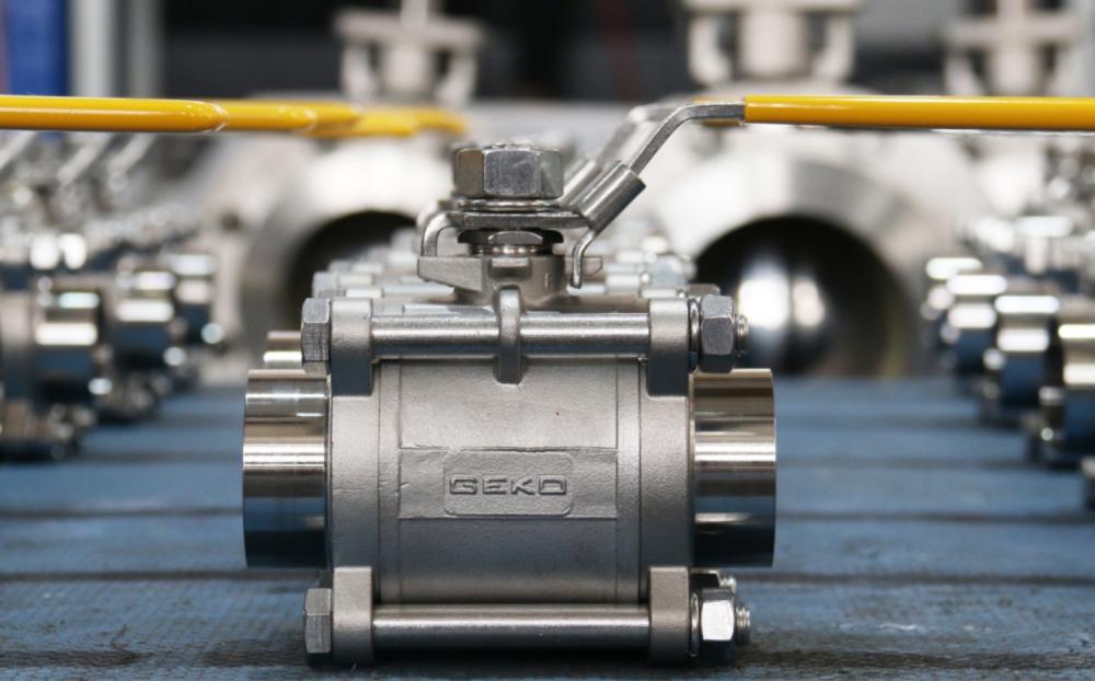 GEKO's three-piece/three-way ball valves are utilized in high-speed rail, maritime, and aerospace industries